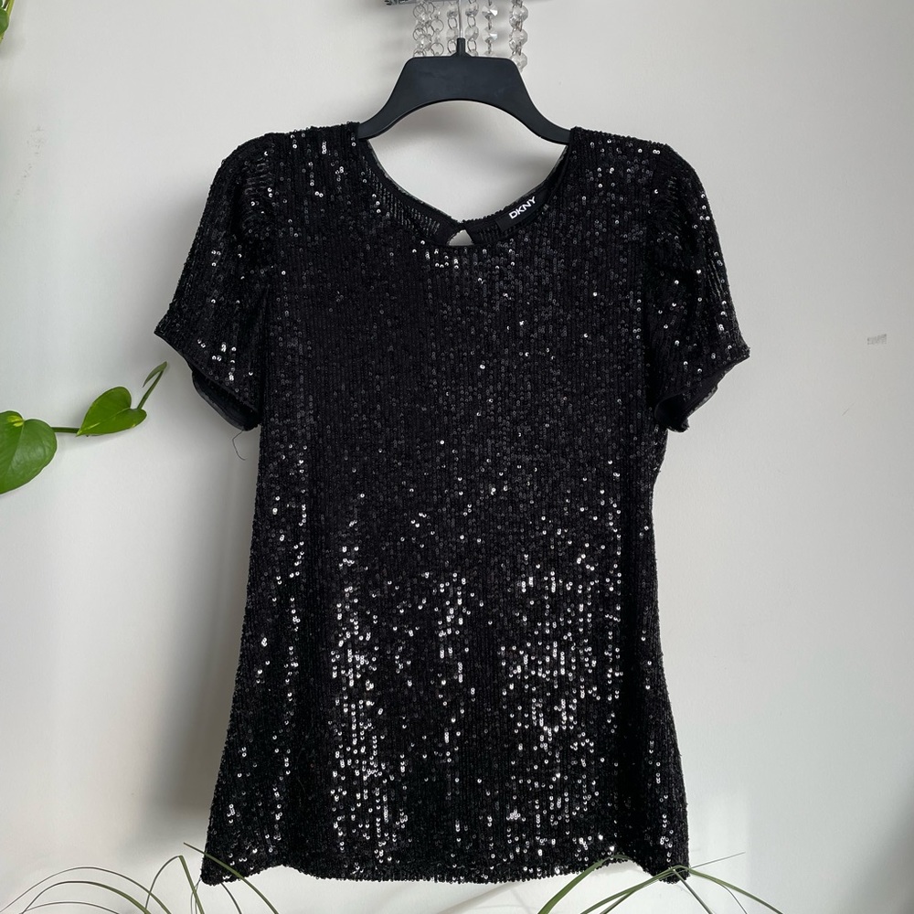 Beautiful Top. It stretches. Chest is 20 and waist is 18.Pet fee smoke free home